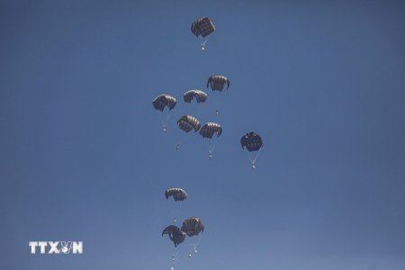 Thêm các lô hàng viện trợ được thả xuống Gaza