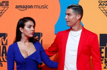 Ronaldo và bạn gái lâu năm đính hôn