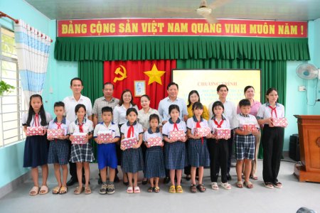 Phó Chủ tịch UBND tỉnh Phạm Tấn Hòa trao học bổng cho trẻ em có hoàn cảnh khó khăn