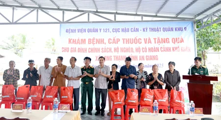 Bệnh viện Quân y 121: Khám bệnh, tặng quà 300 gia đình chính sách, hộ nghèo ở tỉnh An Giang 