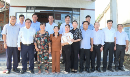 Phó Chủ tịch UBND tỉnh Huỳnh Văn Sơn trao tặng nhà tại xã Thuận Mỹ