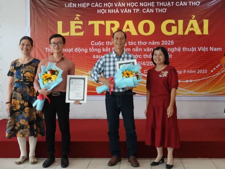 Nam sinh thích thiện nguyện, mê văn chương 