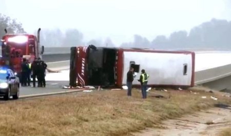 Mỹ: Lật xe buýt chở khách du lịch, khiến 5 người tử vong tại chỗ
