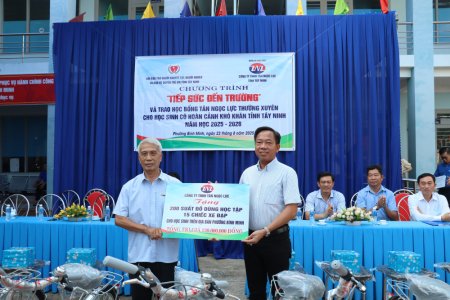 Phường Bình Minh: Trao tặng 200 phần quà, xe đạp tiếp sức học sinh đến trường