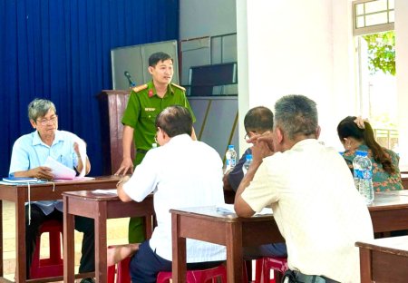‘Cầu nối’đưa pháp luật đến với người dân