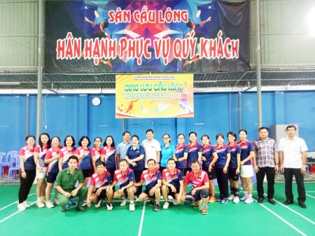Nguyên lãnh đạo tỉnh thi đấu giao lưu cầu lông tại phường Trảng Bàng