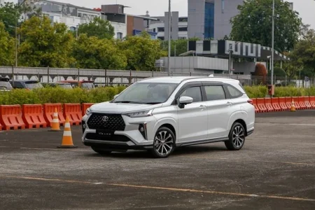 Toyota Veloz Cross sắp có bản hybrid, cạnh tranh Mitsubishi Xpander hybrid