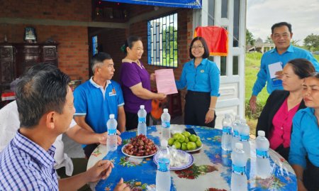 Tặng Mái ấm Công đoàn