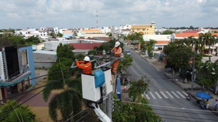 Nỗ lực bảo đảm an toàn điện mùa mưa, bão