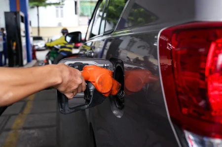 Giá xăng dầu hôm nay 27/8: Xăng trong nước tăng tuần thứ 2 liên tiếp?