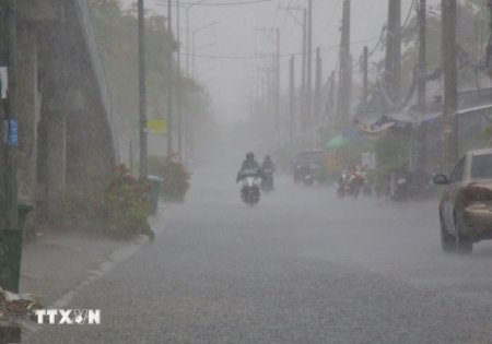 Nhiều khu vực mưa dông về đêm và sáng, đề phòng lốc, sét, gió giật mạnh