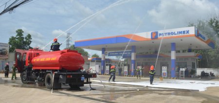 Thực tập phương án chữa cháy, cứu nạn, cứu hộ tại cửa hàng xăng dầu