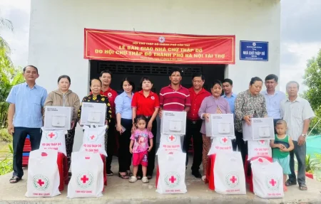 Bàn giao nhà Chữ thập đỏ 
