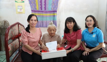 Hội Liên hiệp Phụ nữ tỉnh thăm gia đình chính sách, người có công