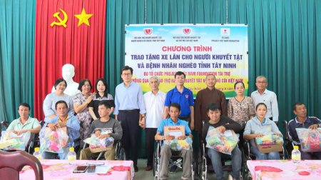 Trao tặng 100 xe lăn cho người khuyết tật trên địa bàn tỉnh
