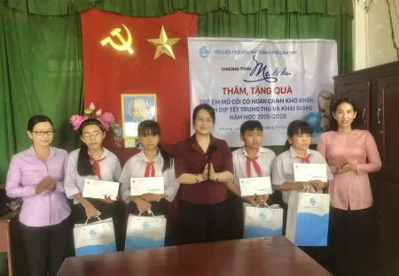 Trao học bổng, quà 