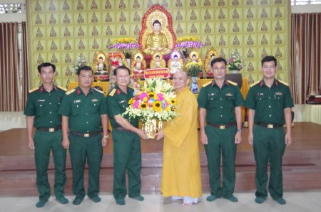 Bộ Chỉ huy Quân sự tỉnh Tây Ninh thăm, chúc mừng cơ sở Phật giáo