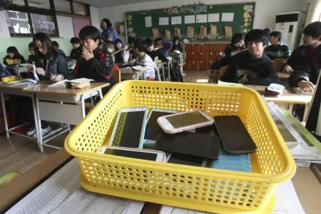 Hàng loạt quốc gia cấm học sinh sử dụng điện thoại trong trường học 