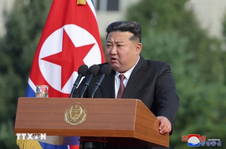 Nhà lãnh đạo Triều Tiên Kim Jong Un thị sát dây chuyền sản xuất tên lửa mới