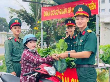 'Rau sạch quân sự': Kết nối tình quân - dân
