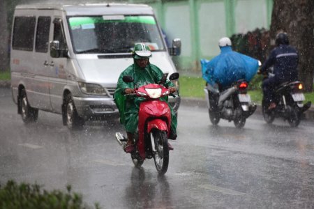 Thời tiết hôm nay 01/9: Bắc Bộ hửng nắng, Nam Bộ mưa chiều