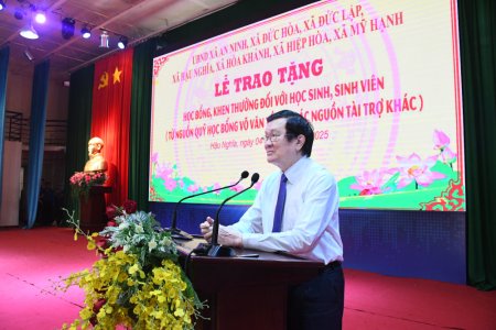 Nguyên Chủ tịch nước Trương Tấn Sang dự trao học bổng Võ Văn Tần tại xã Hậu Nghĩa