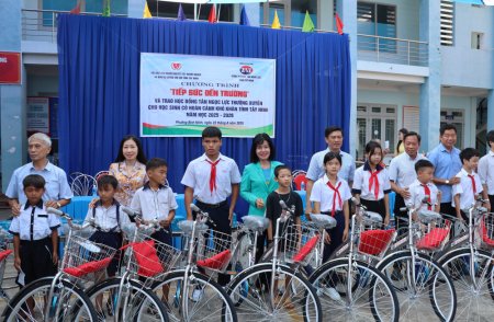 Thắp lên niềm tin để em vững bước đến trường