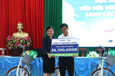 Trao học bổng và thẻ bảo hiểm y tế cho người dân và học sinh có hoàn cảnh khó khăn