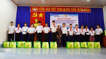 Xã Tân Biên trao nhà tình thương, học bổng và quà cho học sinh nghèo, mồ côi