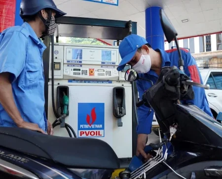 Giá xăng giảm, giá dầu tăng