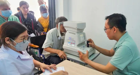 Khám, tư vấn và cấp kính cho người khuyết tật 
