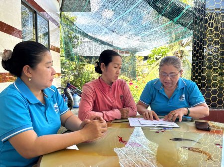 Nữ cán bộ Hội Phụ nữ tận tâm đưa vốn chính sách đến người dân