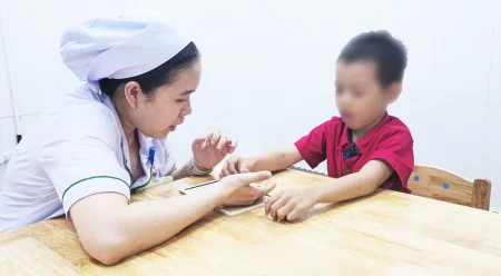 Đồng hành cùng trẻ tự kỷ qua phòng khám chuyên biệt 