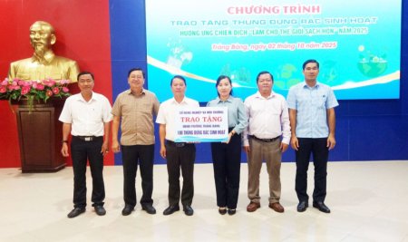 Sở Nông nghiệp và Môi trường trao tặng 100 thùng đựng rác sinh hoạt tại phường Trảng Bàng
