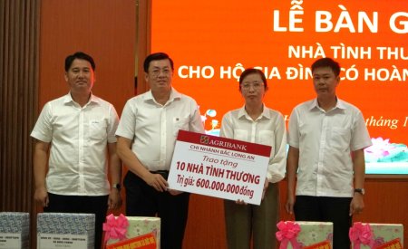 Chủ tịch UBND tỉnh Nguyễn Văn Út trao nhà tình thương và quà Trung thu tại xã Đức Huệ
