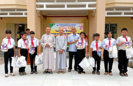 'Vui cùng Trung thu' với trẻ em xã biên giới Tân Lập
