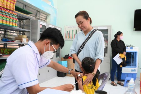 Đẩy mạnh tiêm chủng bù liều cho trẻ em