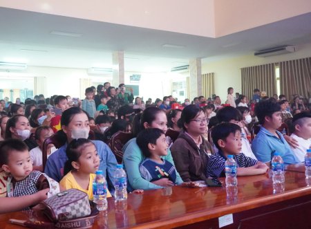Chăm lo cho con em công nhân, lao động
