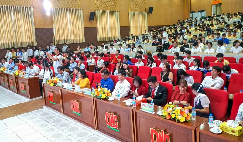 Trao học bổng “Tiếp sức đến trường” 2025 