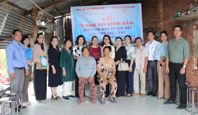 Trao bò sinh sản cho phụ nữ có hoàn cảnh khó khăn xã Hòa Hội