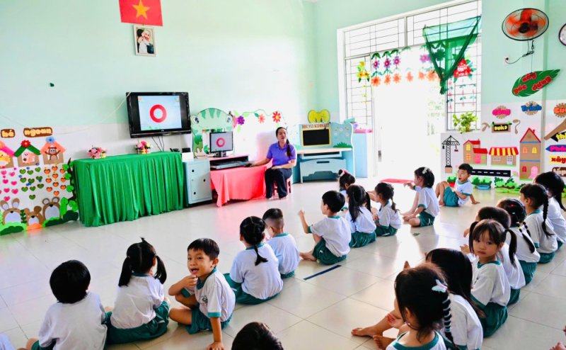 Cô giáo Trần Thị Thu Vân tích cực ứng dụng công nghệ thông tin vào lớp học