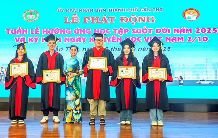 Nâng bước sinh viên đến trường, “Một khát vọng - vạn tấm lòng” 