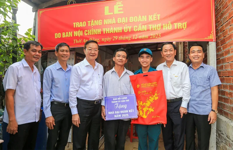 Ban Nội chính Thành ủy trao tặng 3 căn nhà Đại đoàn kết&nbsp;