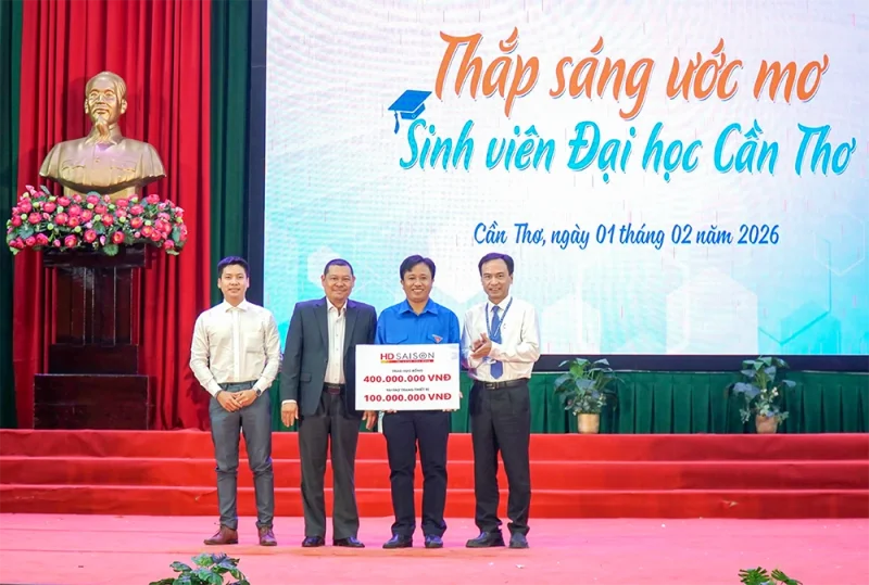 Trao 100 suất học bổng 