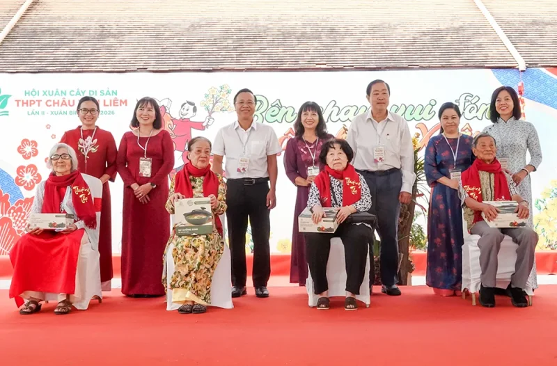 “Bên nhau vui đón một nhành Xuân...”&nbsp;