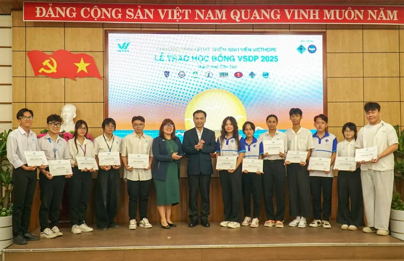 Trao học bổng VietHope tặng sinh viên vượt khó, học giỏi Đại học Cần Thơ&nbsp;