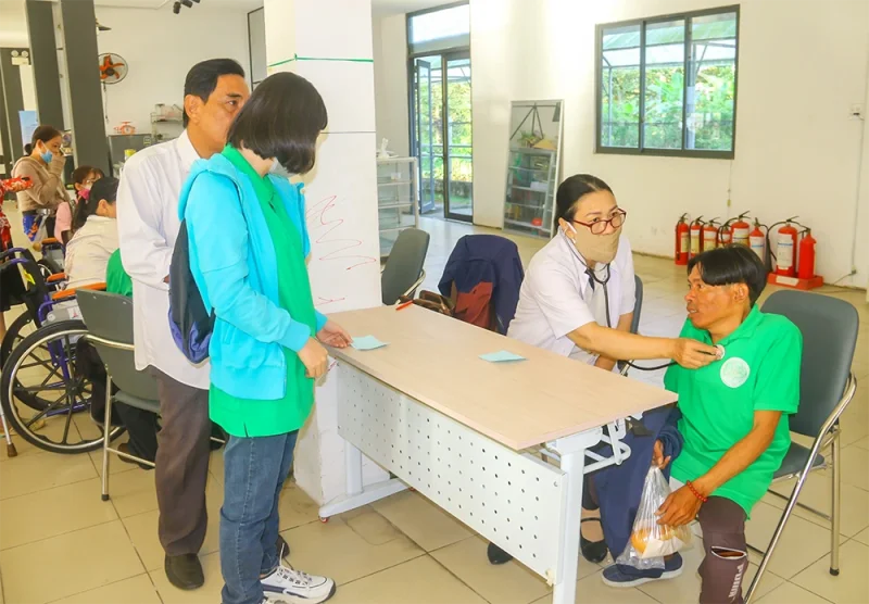 Khám bệnh miễn phí và tặng quà Tết đến người khuyết tật&nbsp;