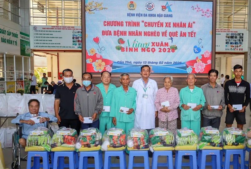 Chuyến xe nhân ái đưa bệnh nhân nghèo về quê ăn Tết&nbsp;