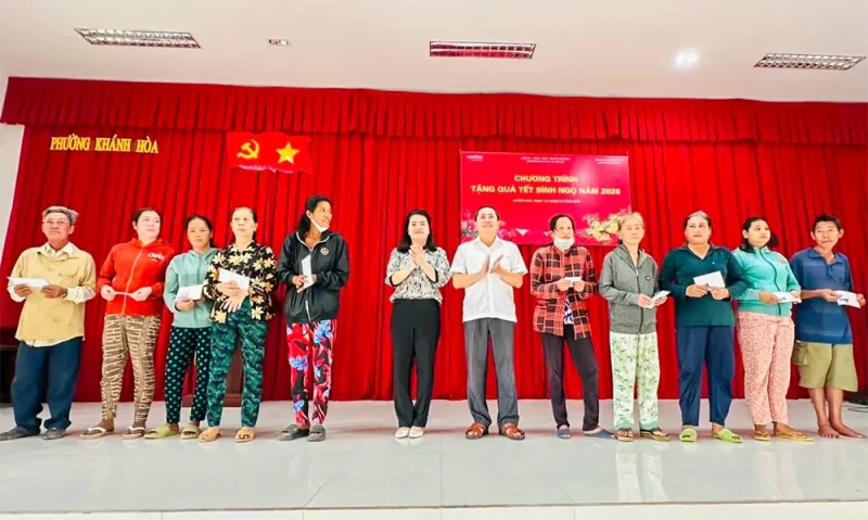 Đoàn ĐBQH TP Cần Thơ tặng 200 phần quà Tết cho hộ nghèo, hộ cận nghèo&nbsp;