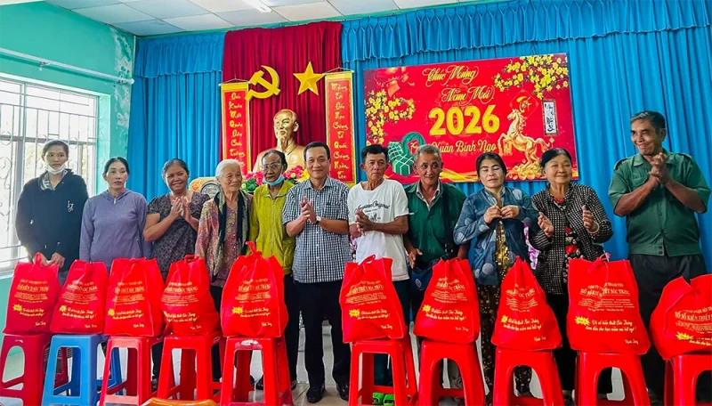 HĐND thành phố tặng 300 phần quà Tết&nbsp;